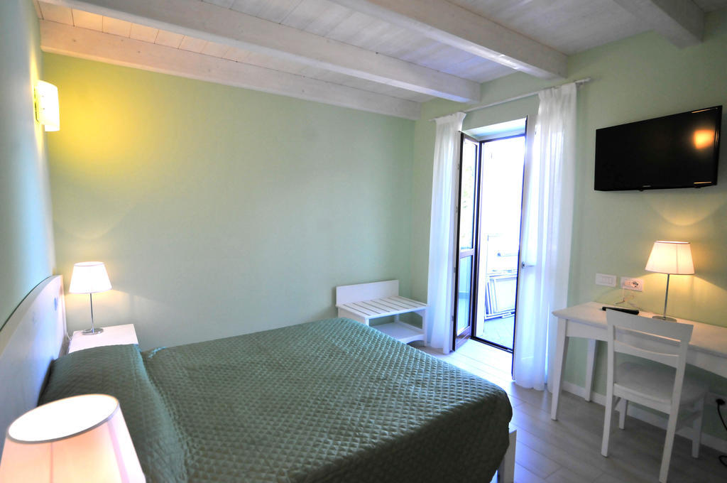Villa Carolina Domaso Room photo